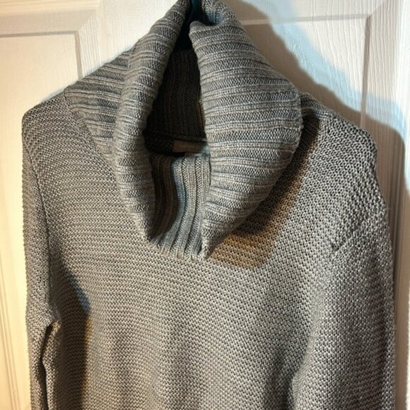 Size medium Banana Republic wool blend gray knit cowl neck pull over sweater - Picture 5 of 5